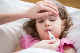 Trẻ bị viêm họng sốt mấy ngày và cách trị ra sao?